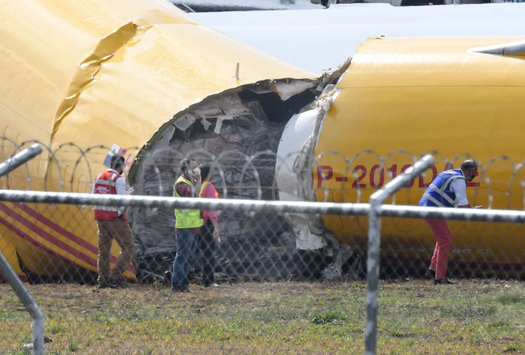 2022年4月7日，快遞公司DHL一架波音757-200貨機緊急降落在哥國的胡安聖瑪麗亞國際機場，隨後滑出跑道且機尾斷裂。（EZEQUIEL BECERRA/AFP via Getty Images）