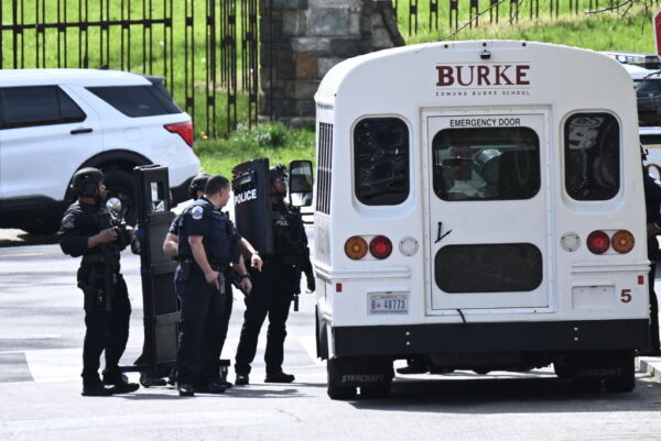 2022年4月22日，華盛頓特區西北區發生槍擊事件，警方在康乃狄克大道周圍的區域進行布署。（BRENDAN SMIALOWSKI/AFP via Getty Images）
