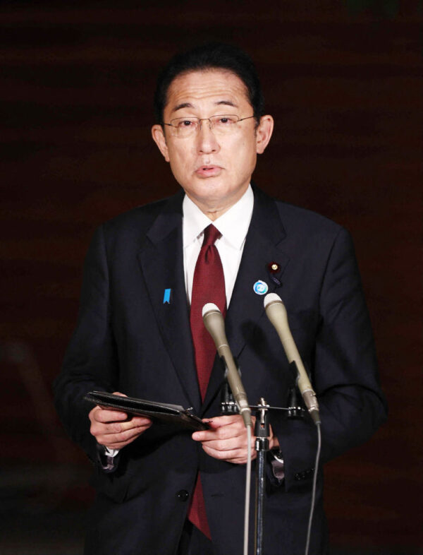 2022年4月24日，日本首相岸田文雄在東京辦公室外，就觀光船沉船事件舉行新聞發布會。（STR/JIJI PRESS/AFP via Getty Images）