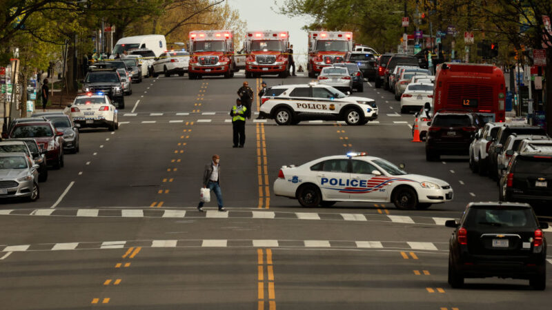 2022年4月22日，在華盛頓特區，康乃狄克大道西北段發生槍擊事件，一排救護車站排在道路上。（Chip Somodevilla/Getty Images）