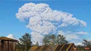 俄羅斯堪察加火山大噴發 噴煙竄升15公里高