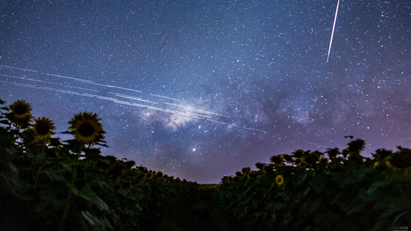 2019 年12月10日，在巴西南部看到的SpaceX公司的「星鏈」（Starlink）衛星留下的平行條紋。（Egon Filter/NASA）