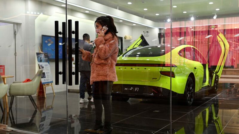 資料圖。北京一家小鵬汽車展廳。（WANG ZHAO/AFP via Getty Images）