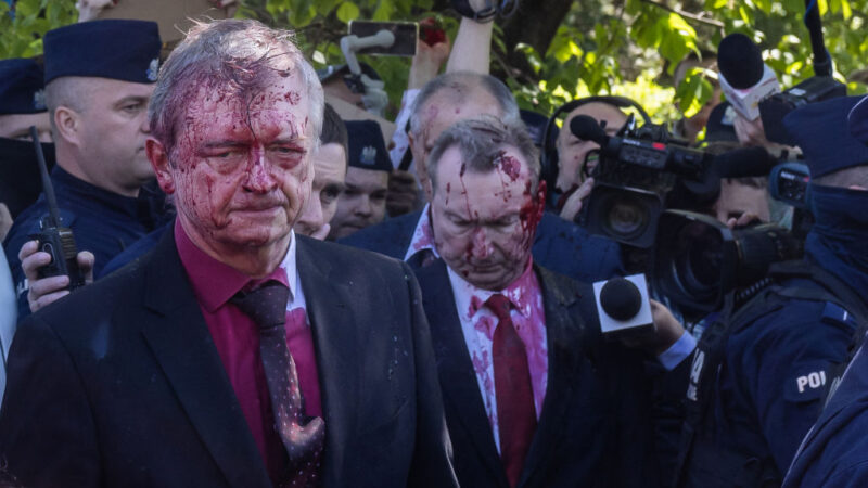 報復俄大使被潑紅漆 波蘭大使館遭潑漆
