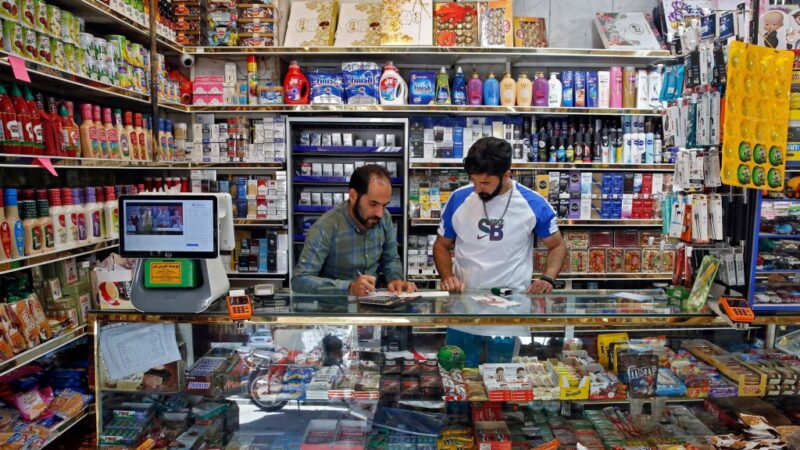 因基本商品的價格飆升，伊朗各地城市有數百人走上街頭，抗議政府提高基本商品價格的決定。圖為，2021年5月13日，伊朗人在首都德黑蘭的一家食品店工作。（AFP via Getty Images）
