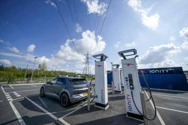 2022年4月26日，在英國利茲，一輛現代Ioniq電池電動車（BEV）在Skelton Lake高速公路服務區的Ionity GmbH電動汽車充電站充電。（Christopher Furlong/Getty Images）