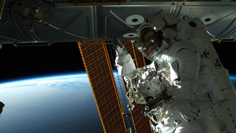 圖為，2014年10月7日，德國ESA太空人亞歷山大-格斯特在國際太空站（ISS）上進行太空行走時拍攝照片。（Alexander Gerst / ESA via Getty Images）