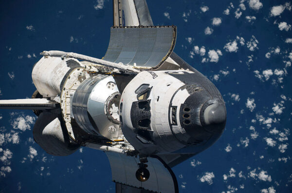 圖為，發現號穿梭機於2009年8月30日在太空中進行了360度的翻轉。（NASA via Getty Images）