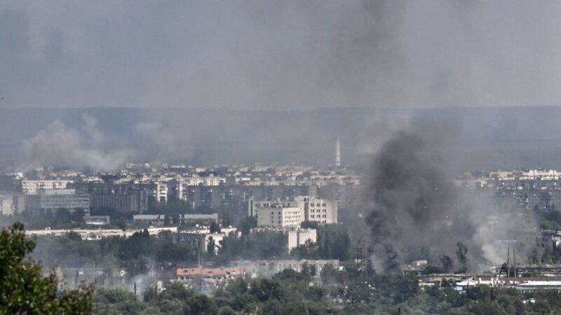 2022年6月17日，俄烏戰爭，烏克蘭東部頓巴斯地區的北頓內茨克市冒出濃煙和灰塵。 （ARIS MESSINIS/AFP via Getty Images）