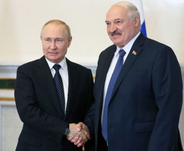 俄羅斯總統普京（左）在聖彼得堡接見白羅斯總統盧卡申科m。MIKHAIL METZEL/SPUTNIK/AFP via Getty Images）