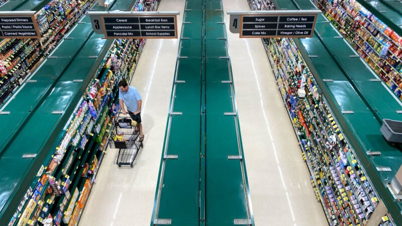 2022年6月10日，維珍尼亞州阿靈頓，人們在一家超市購物。（SAUL LOEB/AFP via Getty Images）