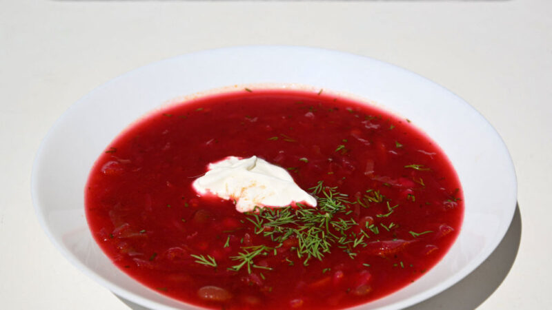  聯合國文化機構於2022年7月1日將烏克蘭烹飪羅宋湯的文化列入其瀕危文化遺產名單。插圖照片顯示了莫斯科的一盤甜菜羅宋湯加乳酪油。 （NATALIA KOLESNIKOVA/AFP via Getty Images）