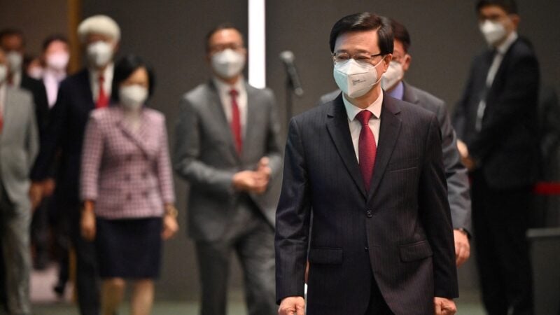 2022年7月5日，香港特首李家超抵達香港政府總部。（PETER PARKS/AFP via Getty Images）