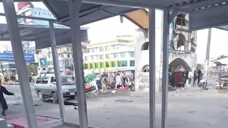 2022年8月6日，阿富汗首都喀布爾一條繁忙購物街發生炸彈攻擊事件，至少造成8人喪生、22人受傷。（影片截圖）