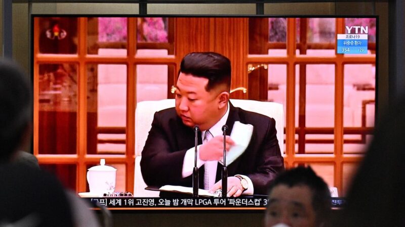 北韓宣稱自7月底以來便未新增確診病例，其領導人金正恩下令解除5月實施的最大規模抗疫措施。但世衛組織存疑，認為北韓的狀況是惡化而非改善。 （ANTHONY WALLACE/AFP via Getty Images）