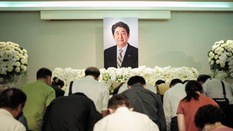 2022年7月11日，人們在台北的日本台灣交流協會辦公室向日本前首相安倍晉三表示哀悼。（SAM YEH/AFP via Getty Images）