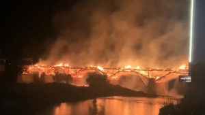 中國現存最長木拱廊橋 萬安橋遭焚燬