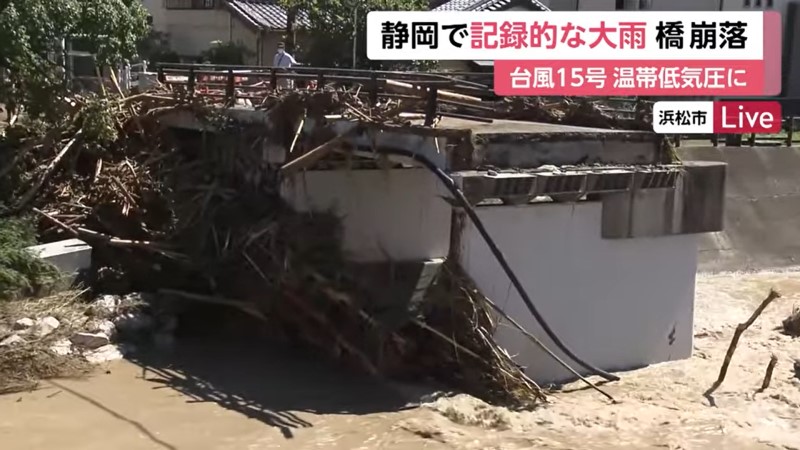 受大雨影響，流經靜岡縣濱松市天龍區的二俁川上，一座橋樑橋面不敵河水暴漲遭沖毀。（影片截圖）