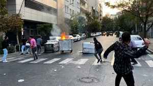 伊朗抗議活動擴大 大不里士民眾衝擊警察