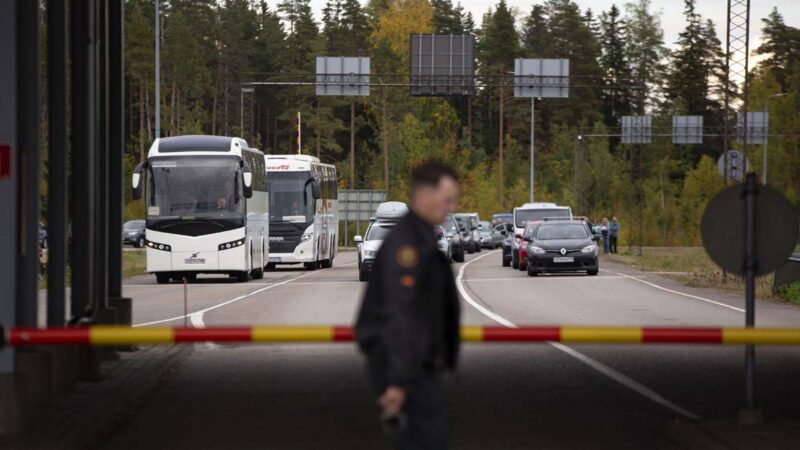 2022年9月23日，在芬蘭維羅拉赫蒂（Virolahti）與俄羅斯交界的一個過境點，大批車輛排隊等候進入芬蘭。（SASU MAKINEN/LEHTIKUVA/AFP via Getty Images）