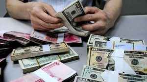 路透：北京下令銀行拋售美元以阻人民幣續貶
