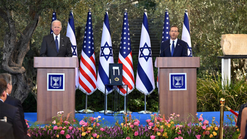 2022年7月14日，以色列總統赫爾佐格（Isaac Herzog）（右）和美國總統拜登在耶路撒冷總統府發表講話。（MANDEL NGAN/AFP via Getty Images）