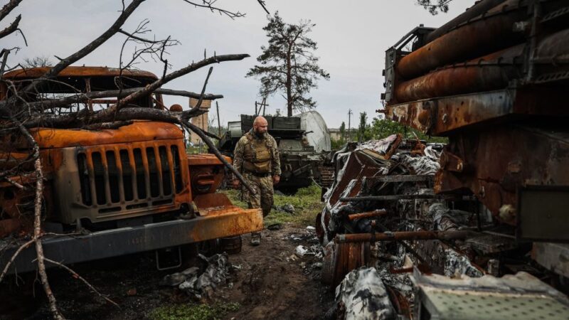 2022年9月30日，在俄羅斯入侵烏克蘭期間，一名烏克蘭軍人在頓涅茨克州索斯諾夫村附近檢查被摧毀的俄羅斯烏拉幹多管火箭炮。（ANATOLII STEPANOV/AFP via Getty Images）    