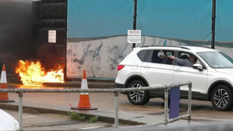 英移民中心遭扔汽油彈 釀2人傷兇嫌自盡