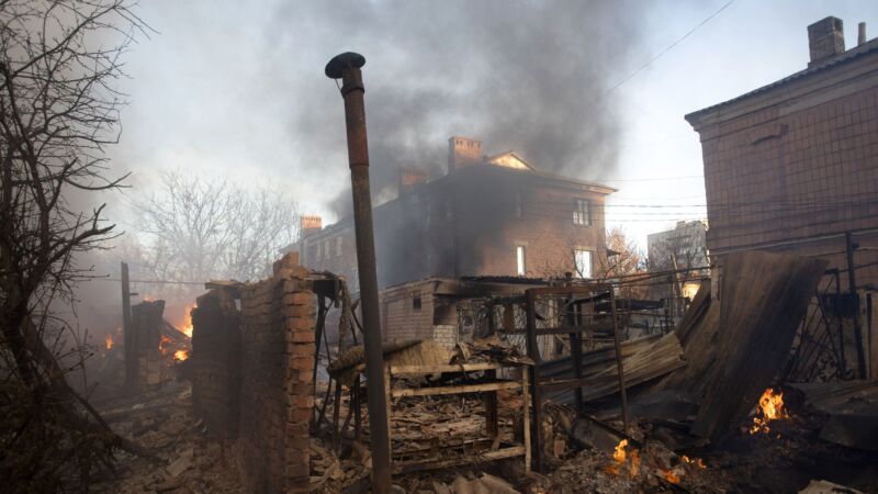 圖為2022年12月4日，烏克蘭頓涅茨克地區巴赫穆特市，被俄羅斯炮彈炸毀的建築。（YEVHEN TITOV/AFP via Getty Images）