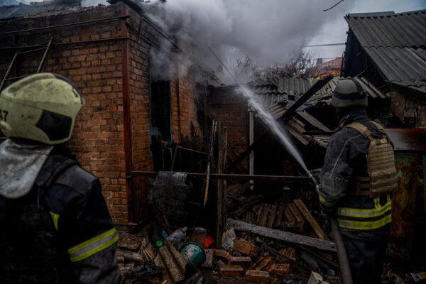 圖為2022年12月8日，烏克蘭頓涅茨克地區巴赫穆特市消防員正在撲滅一棟被炮彈炸到後失火的房屋。（IHOR TKACHOV/AFP via Getty Images）