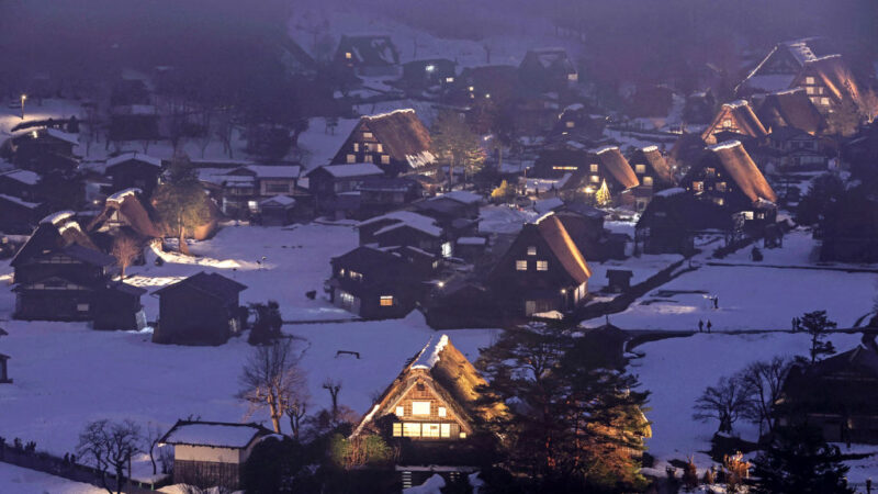 2023年1月15日，在日本中部的岐阜縣白川鄉，在白雪覆蓋下的 合掌村落房屋被點亮，這是一個概觀。（STR/JI PRESS/AFP via Getty Images）