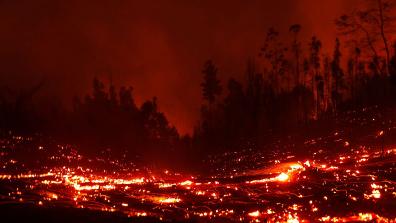 2023年2月4日，智利阿勞卡尼亞地區Puren的火災景象。（JAVIER TORRES/AFP via Getty Images）