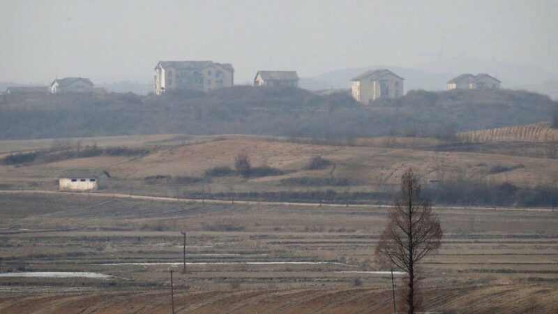 資料圖。韓朝邊境附近的北韓村莊。（Chung Sung-Jun/Getty Images）