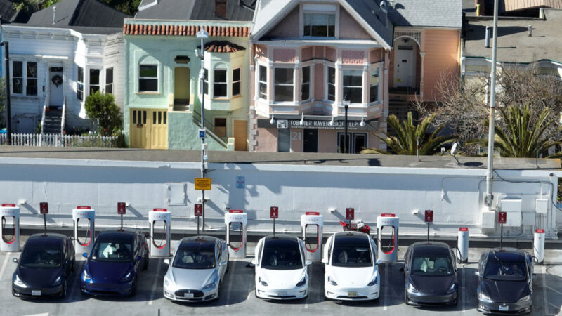 2023年2月15日，一排Tesla汽車在加利福尼亞州三藩市的充電站充電。（Justin Sullivan/Getty Images）