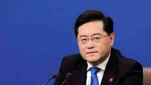 秦剛「戰狼」風格再現 稱必須「與狼共舞」