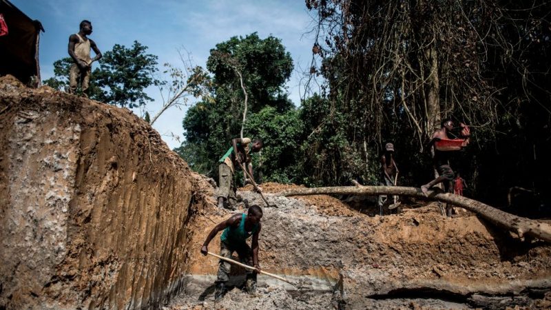 2018年7月11日，在剛果（金）東北部伊圖里省（Ituri）一處金礦場遭武裝份子襲擊。圖為示意圖。（JOHN WESSELS/AFP/Getty Images）