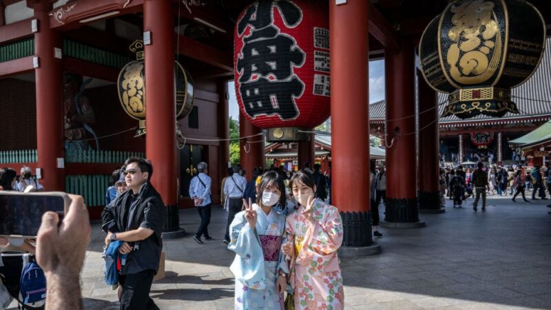 日本黃金周長假機場大排長龍 大量遊客出現各景點