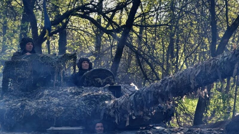 2023年5月7日，在俄羅斯入侵烏克蘭的情況下，亞當戰術小組的烏克蘭軍人駕著T-64坦克走向頓涅茨克州巴赫穆特鎮附近的前線。 （SERGEY SHESTAK/AFP via Getty Images）