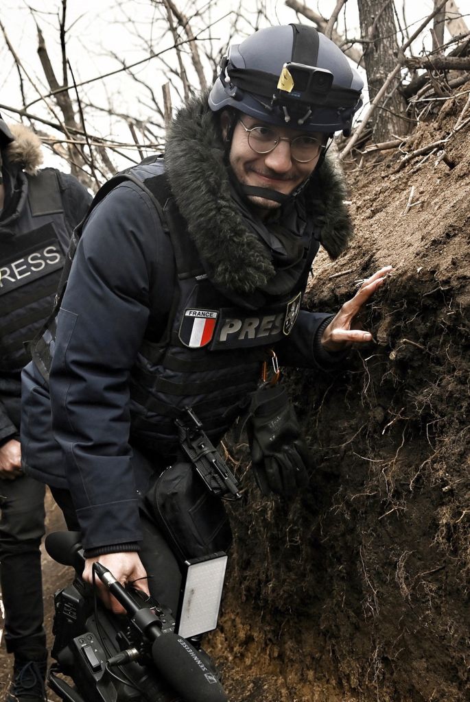 法新社記者索丁在2023年3月18日報道烏克蘭戰爭時走在戰壕裏。（ARIS MESSINIS/AFP via Getty Images）