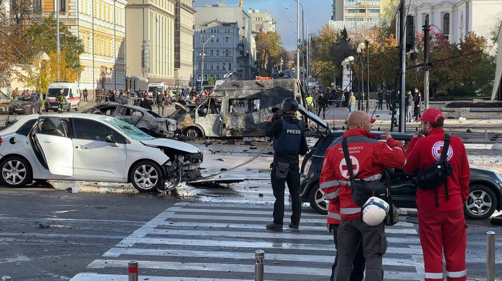 這段摘自法新社鏡頭的影片顯示，2022年10月10日，基輔的車輛被毀，在烏克蘭首都聽到幾聲導彈襲擊後，安全和應急部隊在現場工作。圖片來自索丁的拍攝。 （ARMAN SOLDIN/AFPTV/AFP via Getty Images）