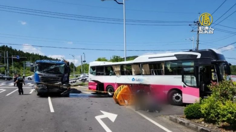2023年5月25日上午，南韓濟州島發生貨車闖紅燈撞上旅遊巴士的事故，據了解，該旅遊巴士為台灣旅行團包車。（圖／濟州消防本部）