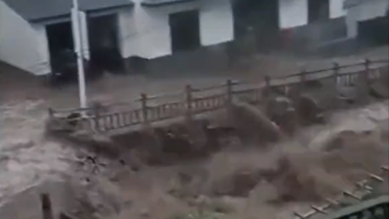 2023年5月26日至27日，中國安徽省安慶市遭遇特大暴雨引發洪水。（影片截圖）