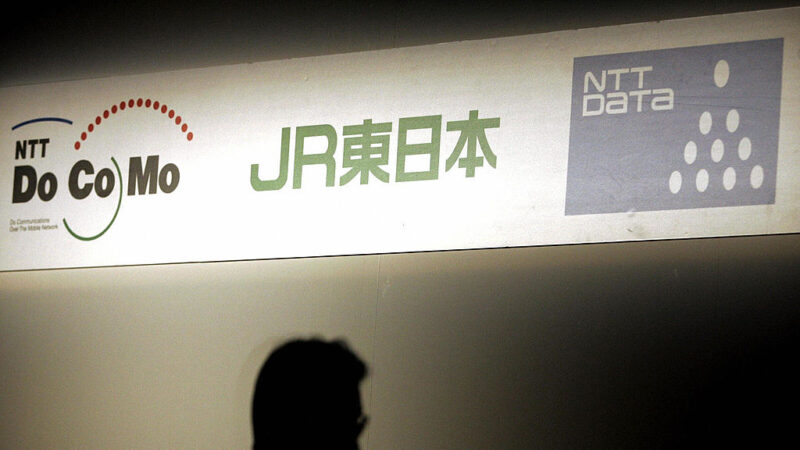 2005年7月28日，在東京的JR東日本總部舉行的JR東日本、NTT DoCoMo和NTT Data的聯合新聞發布會宣布，他們已經同意共同推廣JR東日本的「Suica」電子貨幣服務。 （TOSHIFUMI KITAMURA/AFP via Getty Images）