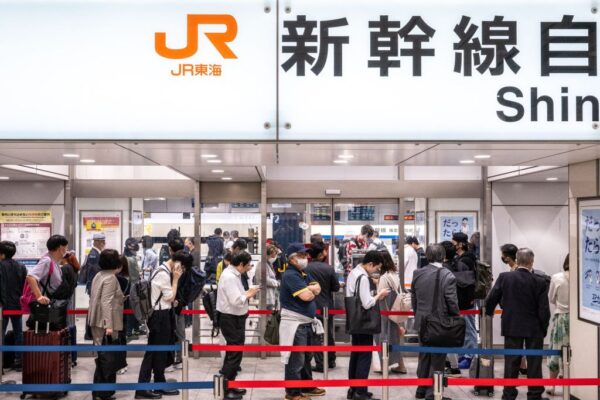 2023年6月3日，乘客在東京站的售票中心排隊。 （PHILIP FONG/AFP via Getty Images）