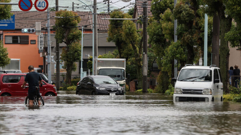 圖為2023年6月3日，埼玉縣越谷市的一處被淹沒的街道。（STR/JI PRESS/AFP via Getty Images）
