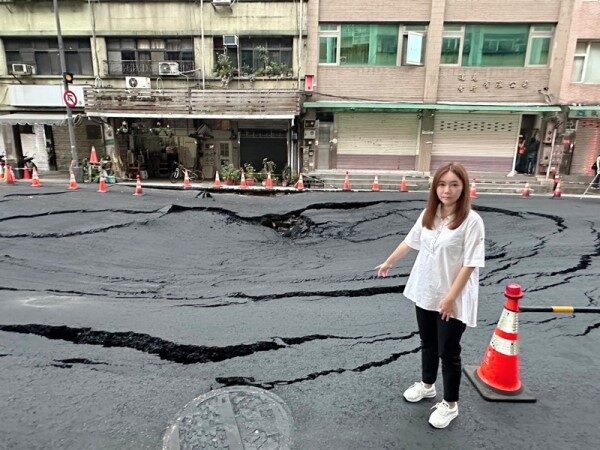 台北市馬路現天坑 塌陷擴至20米 市長：深層污水管破損