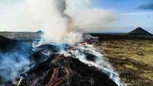 冰島火山2年來第3度冒岩漿 大量煙霧從地面升起