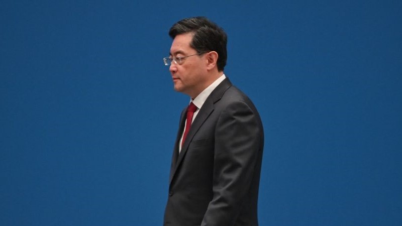 2023年4月21日，中共外交部長秦剛在上海召開的一個論壇的開幕式上致辭後走下台。（HECTOR RETAMAL/AFP via Getty Images）