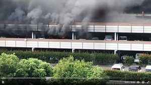 日本多層停車場火災 延燒逾百輛車