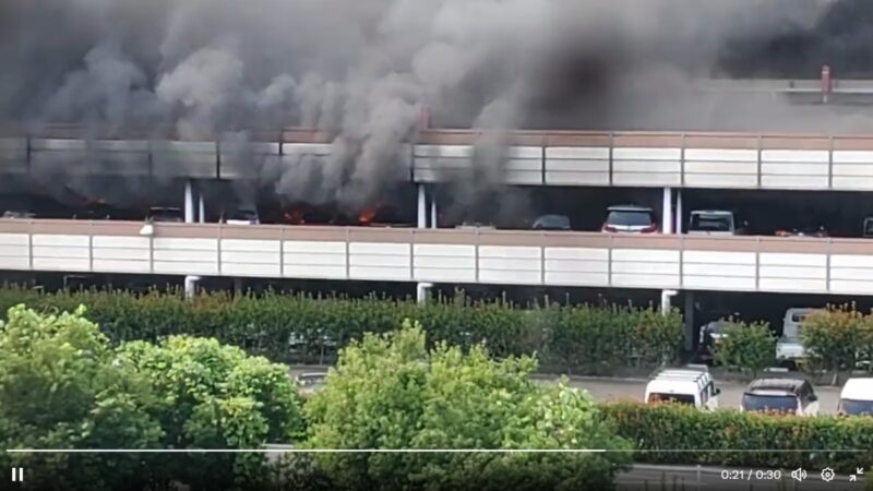 日本多層停車場火災 延燒逾百輛車